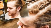 Mann mit geflochtenen Haaren