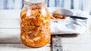 Ein Glas handgemachtes koreanisches Kimchi