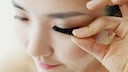 Sie würden gerne mehr künstlich Wimpern tragen, wissen aber nicht wie man sie richtig entfernt?