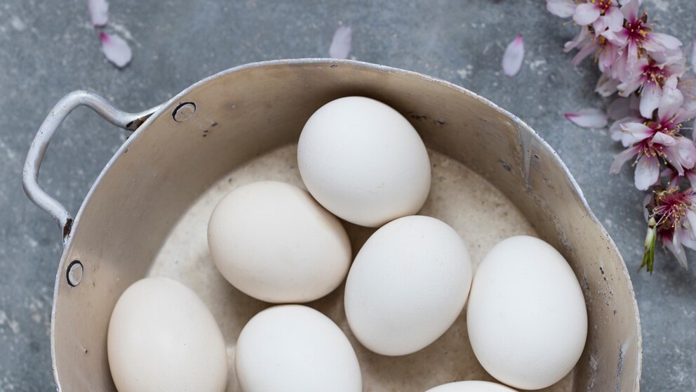 Weiße Eier im Topf