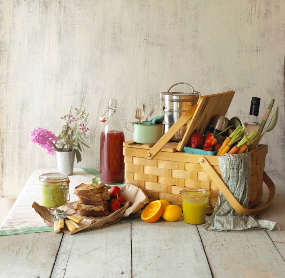 Picknickkorb mit frischem Obst und Gemüse