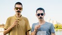 Männer mit Papp-Schnauzer