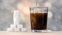 Cola-Glas und Zuckerwürfel