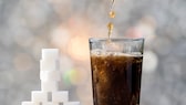 Cola-Glas und Zuckerwürfel