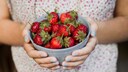 Frau mit Erdbeeren
