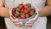 Frau mit Erdbeeren