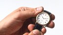 Hand hält Armbanduhr