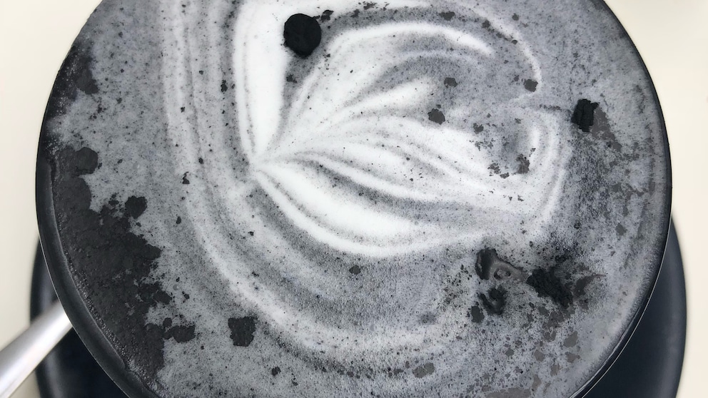 Kaffeegetränk mit Aktivkohle