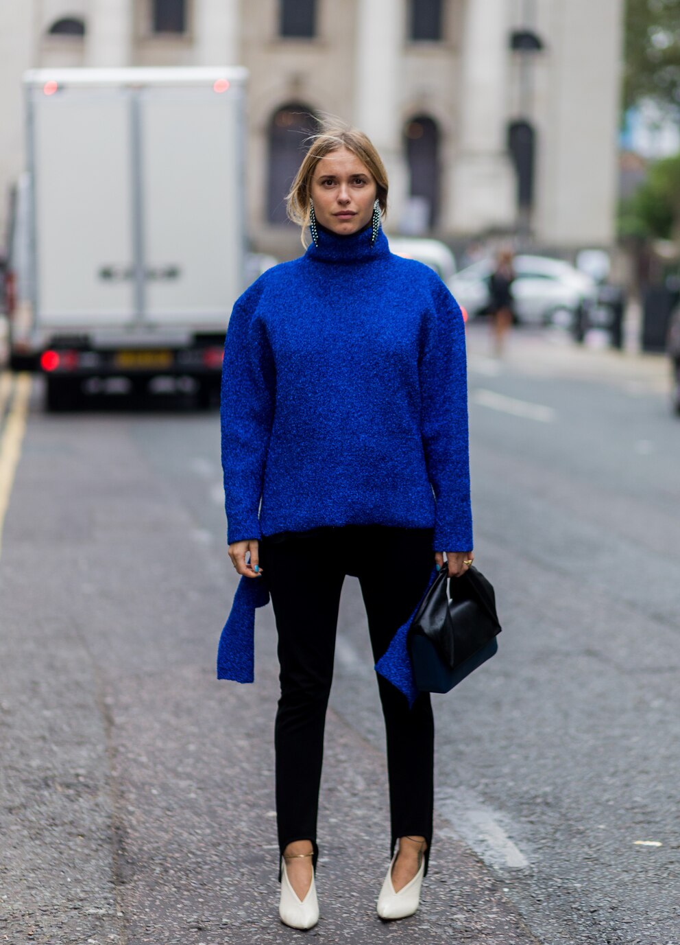 Frau mit blauem Pullover und Steghose