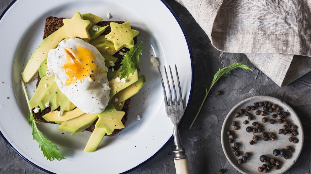 Pochiertes Ei auf Toast