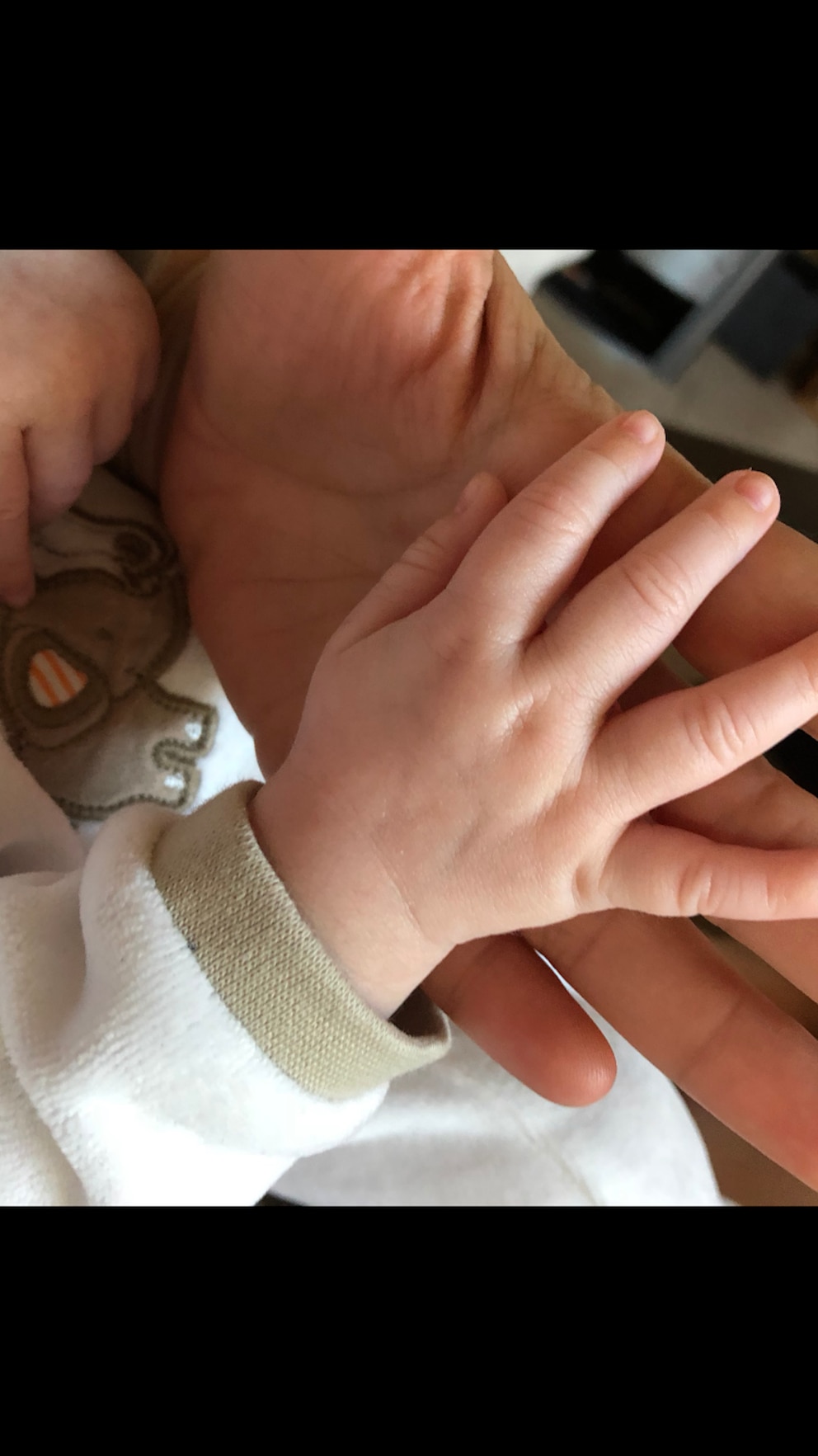 Alida Kurras zeigt die Hand ihres Babys