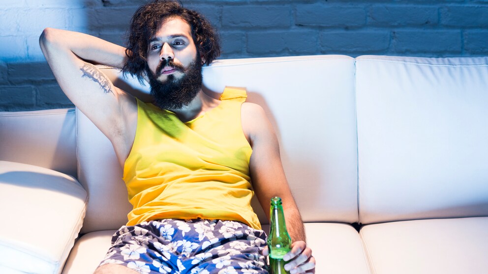 Mann auf der Couch