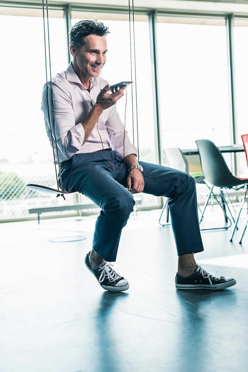 Mann trägt Chucks im Büro