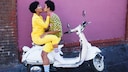 Küssendes Pärchen auf Vespa
