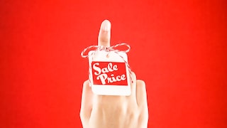 Frau mit Sale-Etikett