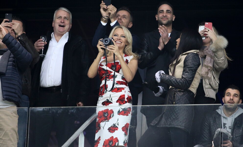 Pamela Anderson beim Fussball