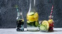 Selbstgemachte Limonade ist gesund und erfrischend. Dabei kann man ruhig mal ausgefallenere Kombinationen wagen!