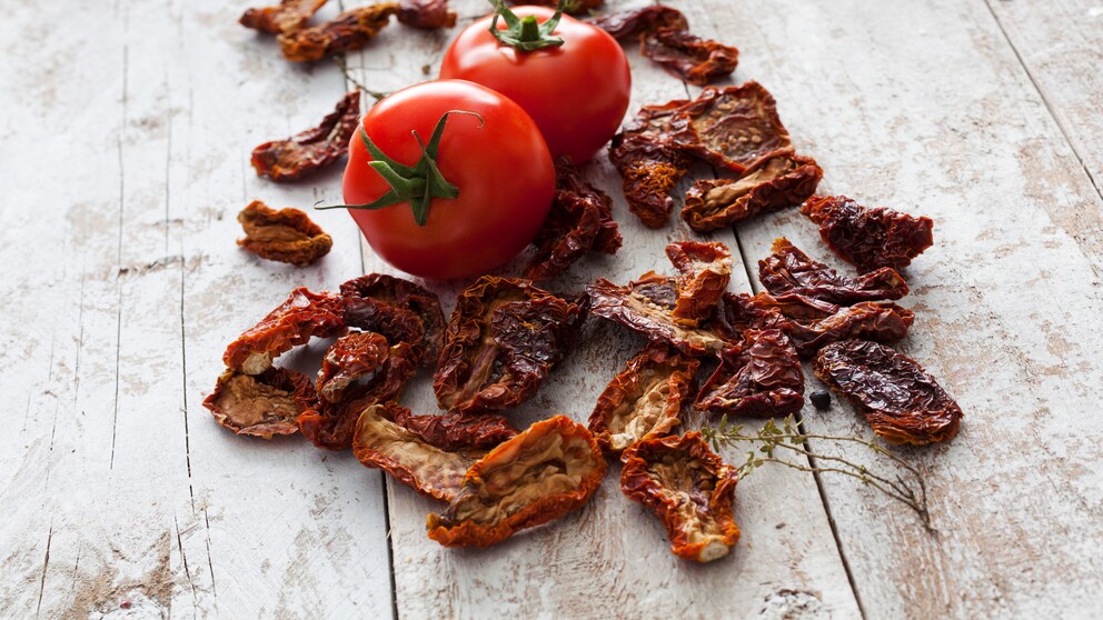 Getrocknete und frische Tomaten