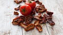 Getrocknete und frische Tomaten