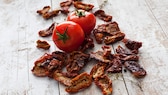 Getrocknete und frische Tomaten