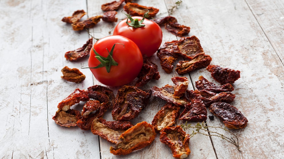 Getrocknete und frische Tomaten