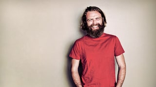 Lachender Mann mit Vollbart