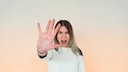 Frau schreit