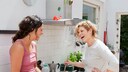 Zwei junge Frauen kochen zusammen