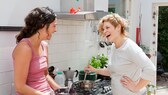 Zwei junge Frauen kochen zusammen