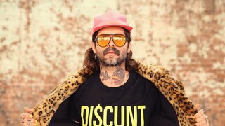 Mann mit Tattoo, Bart, Leomantel