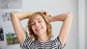 Frau mit gestreiftem T-Shirt