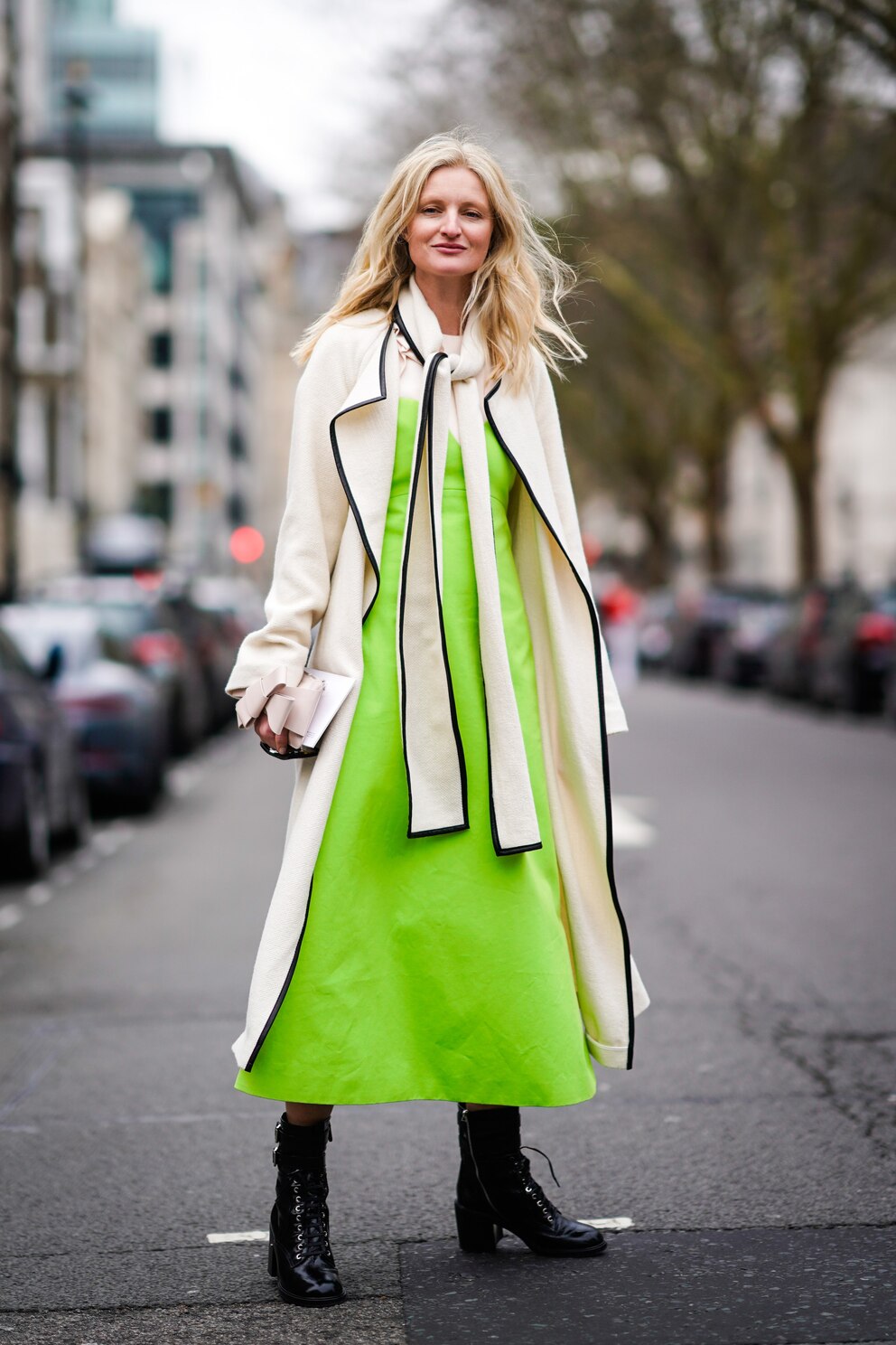 Street Style Frau im neongrünen Kleid und Trenchcoat