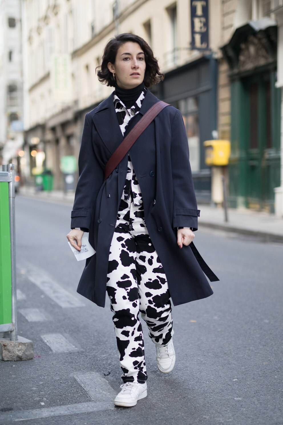 Street Style Frau mit Outfit in Kuhprint