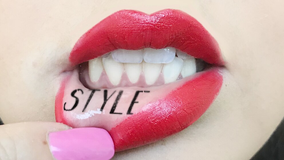 Frau mit Lippen Tattoo