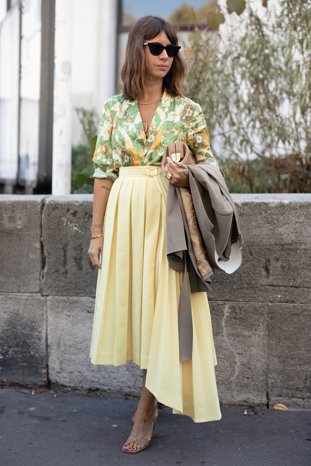 Frau mit Blumenbluse und Rock