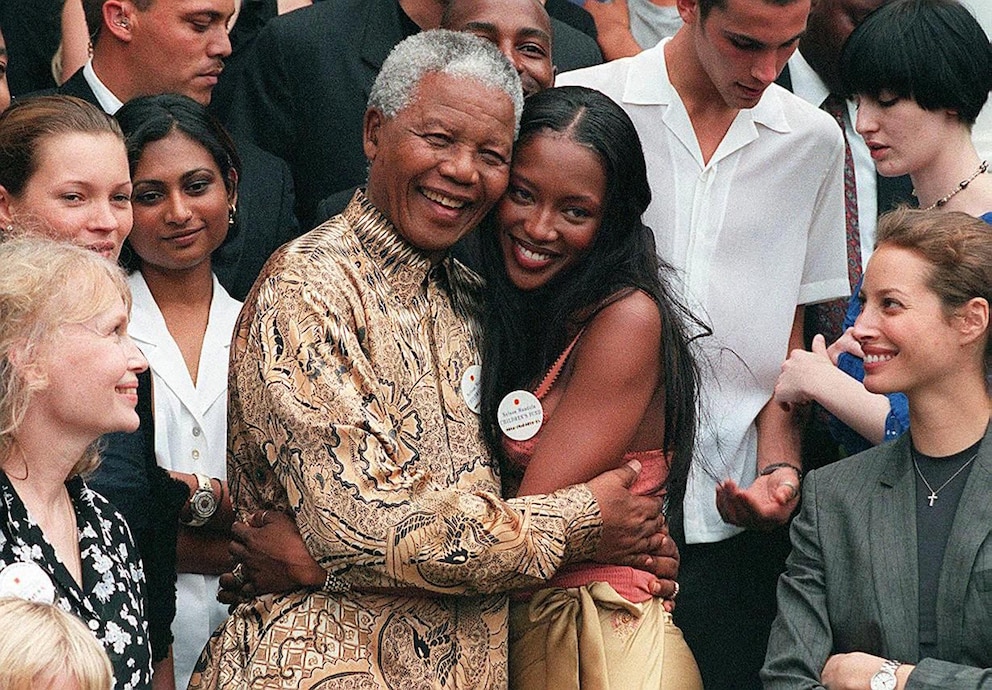  Naomi Campbell mit dem südafrikanischen Präsidenten Nelson Mandela.