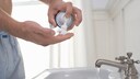 Mann mit Rasierschaum in der Hand