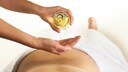 Frau bekommt Öl-Massage