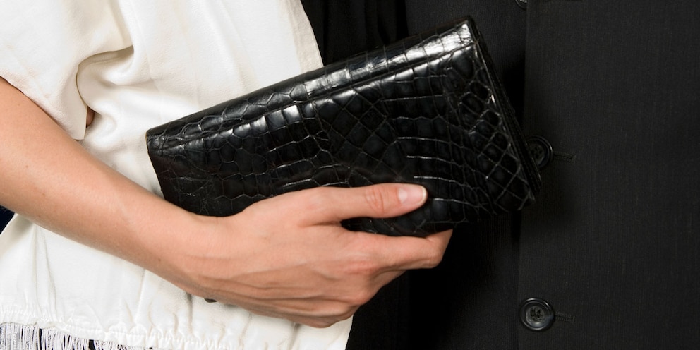 Frau hält eine Clutch von unten