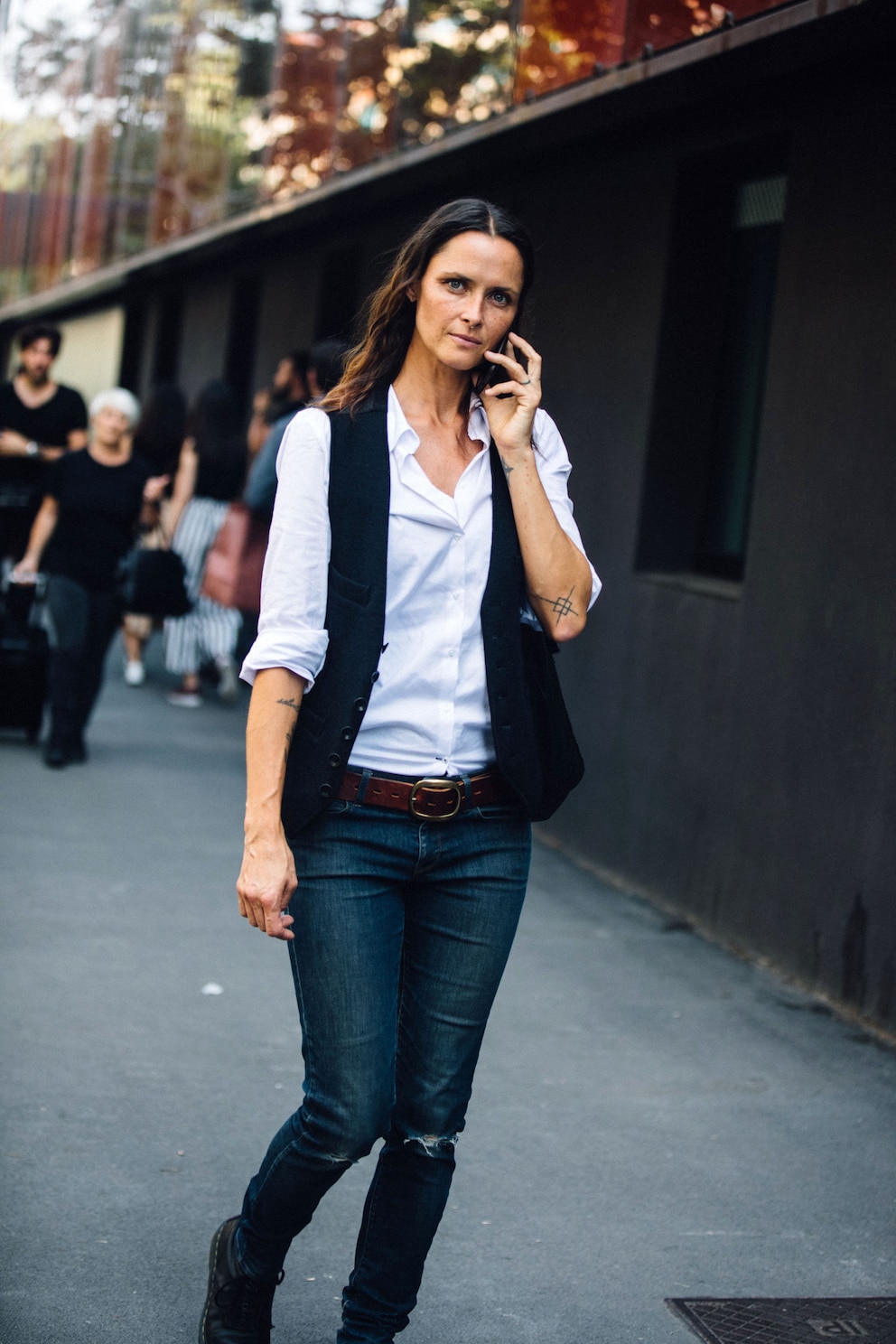 Street Style Frau mit Weste