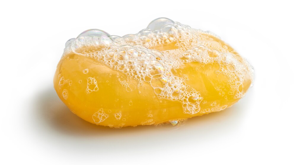 Gelbe Seife mit Schaum