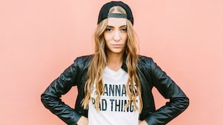 Junge Frau mit Lederjacke