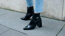 Frau mit halbhohen Stiefeln und Jeans