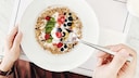 Früchte im Joghurt zum Frühstück