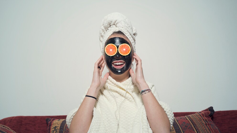 Frau mit Gesichtsmaske