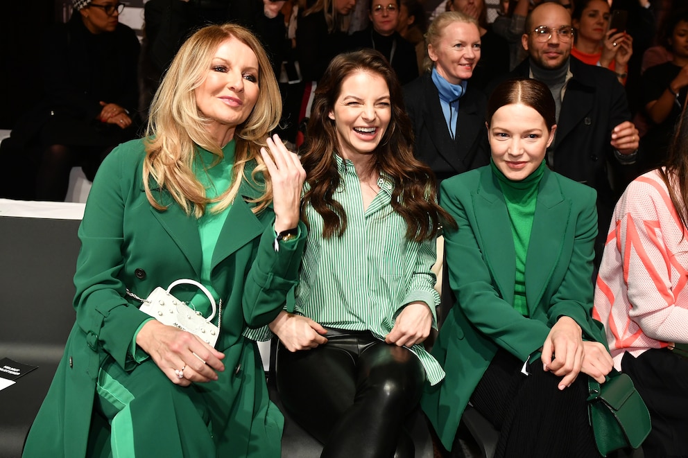 Frauke Ludowig , Yvonne Catterfeld und Hannah Herzsprung in der Front Row bei Marc Cain