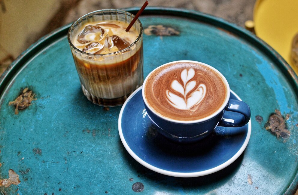 Eiskaffee und heißer Cafe Latte