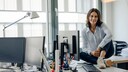 Frau im Büro mit Sneaker