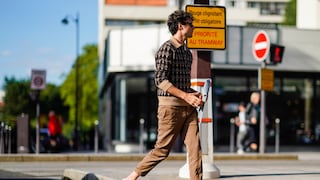 Mann in Cropped Pants auf der Straße
