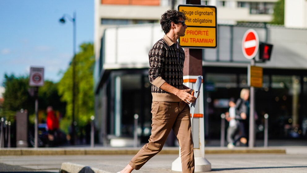 Mann in Cropped Pants auf der Straße